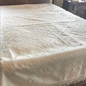 Elegant White Bedspread with Fringe